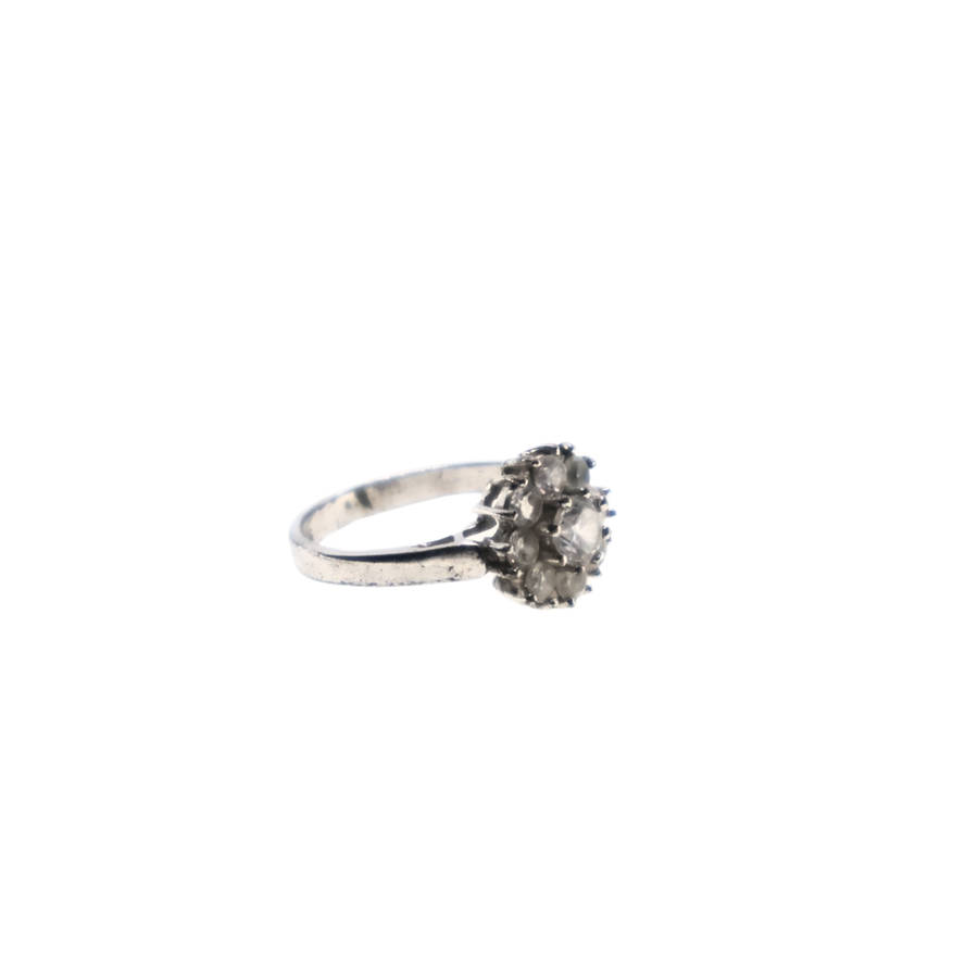 Ring - 925 Silver flower design. Large centre stone surrounded  with smaller stones - ML3670