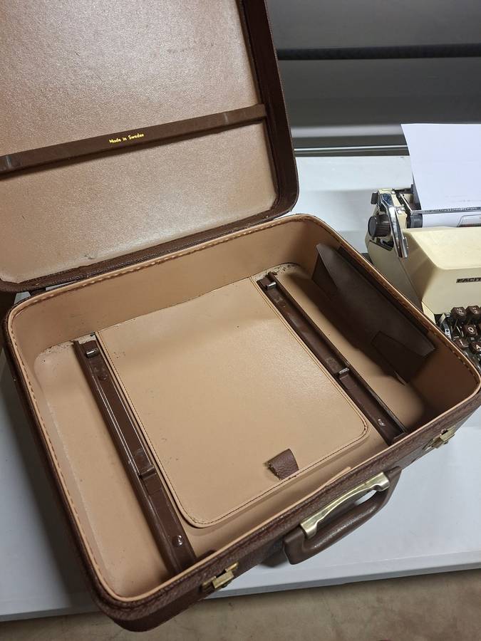 Facit portable typewriter in sturdy case - working - Swedish