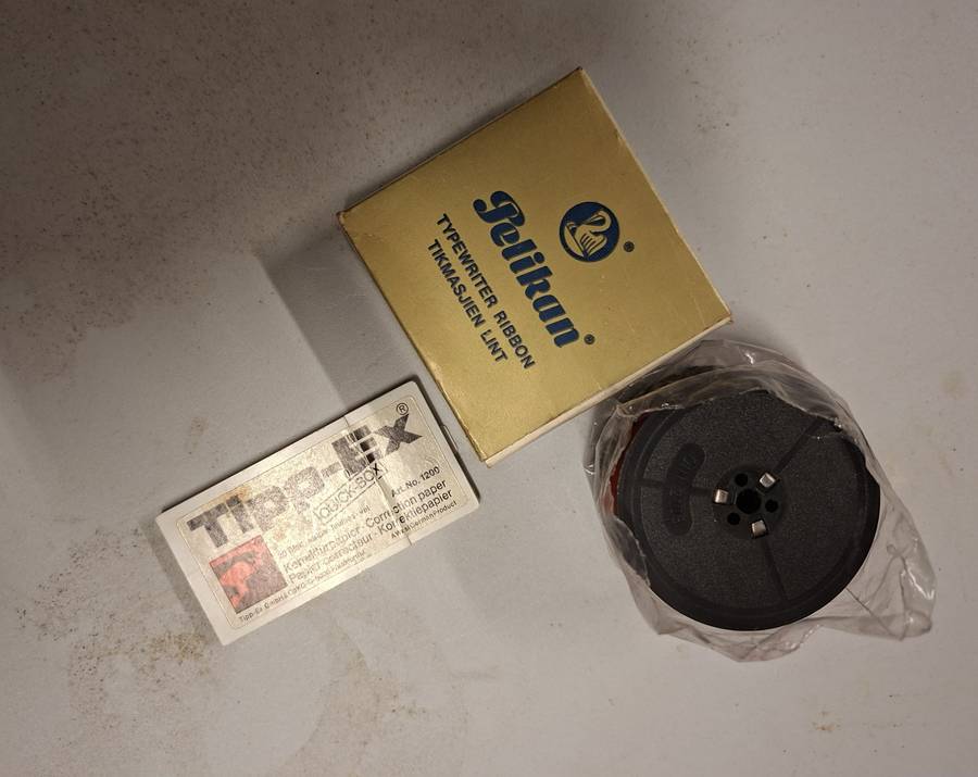 Facit portable typewriter in sturdy case - working - Swedish