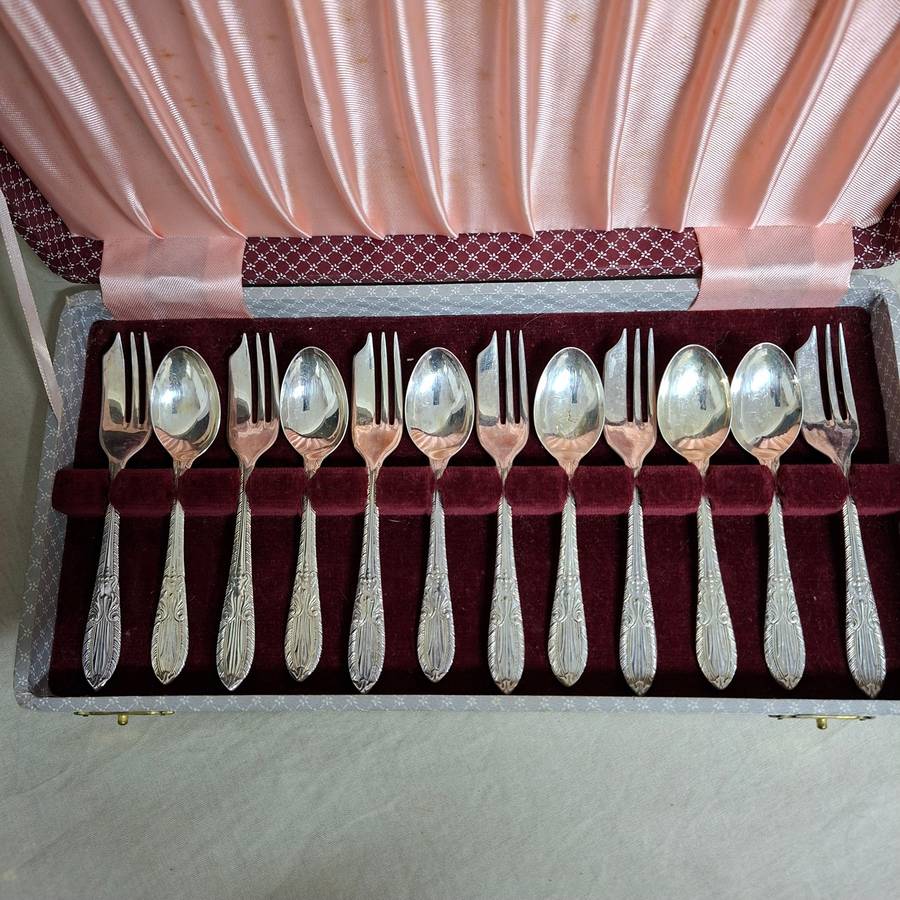 12 silver plate forks and teaspoons Yeoman Plate - Boxed