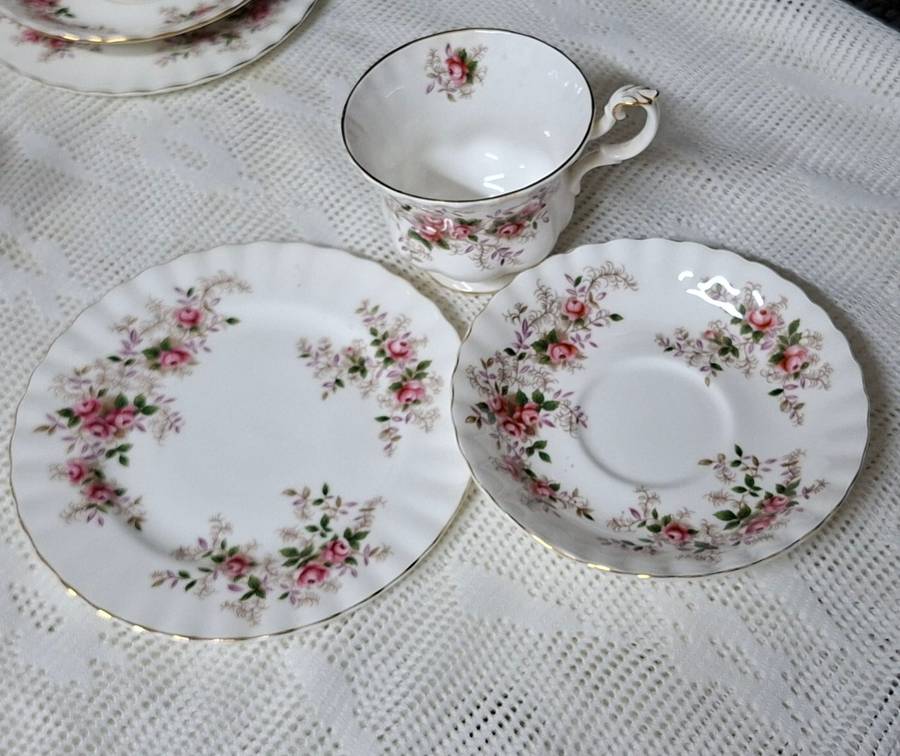 5 Royal Albert trios - Lavender Rose - Part Tea Set - plus extra saucer and small plate