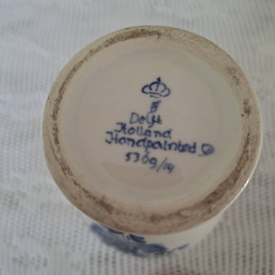 Delft porcelain vase 14 cms tall.   Beautifully painted vintage Blue and white porcelain - Holland