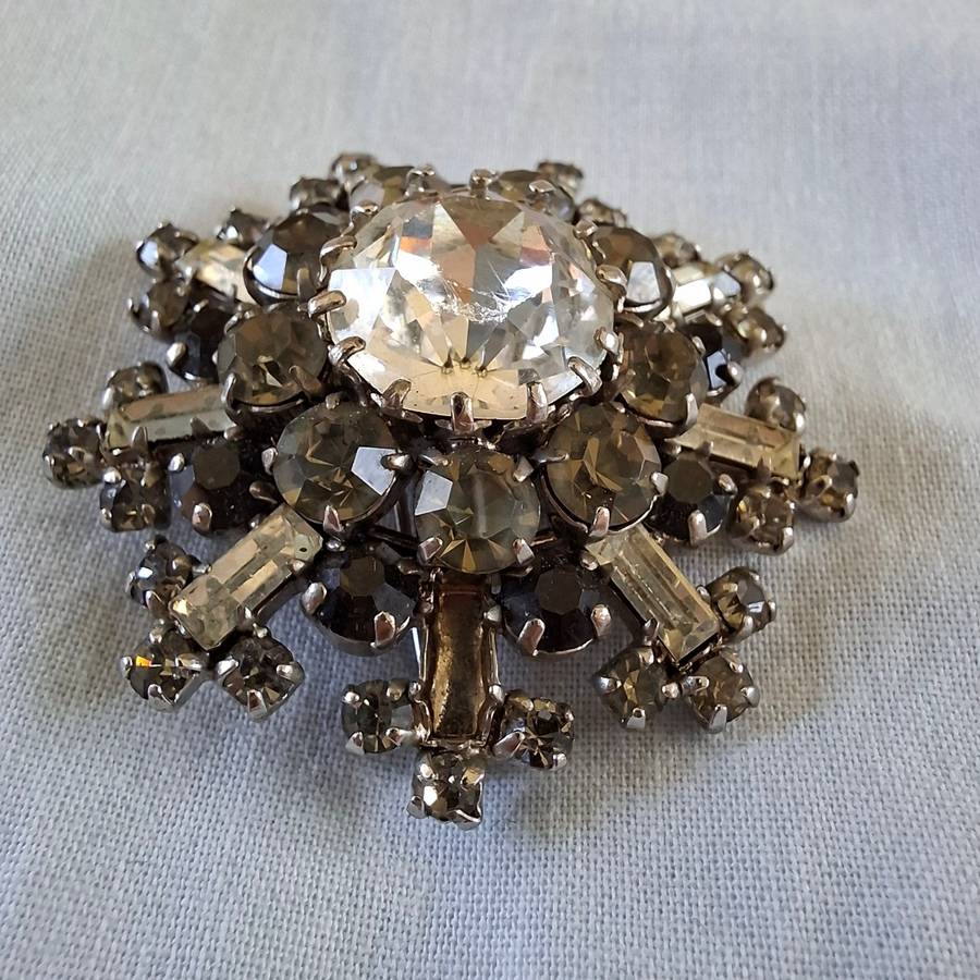 Rhinestone Star burst flower brooch - vintage