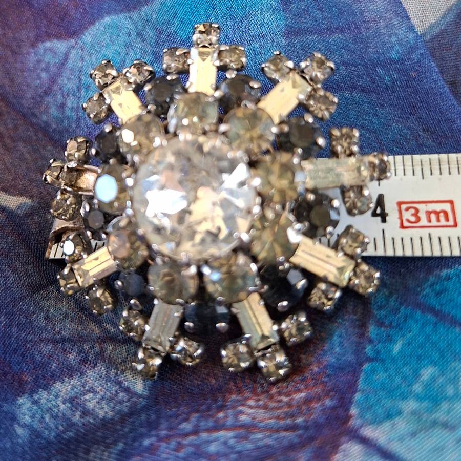Rhinestone Star burst flower brooch - vintage