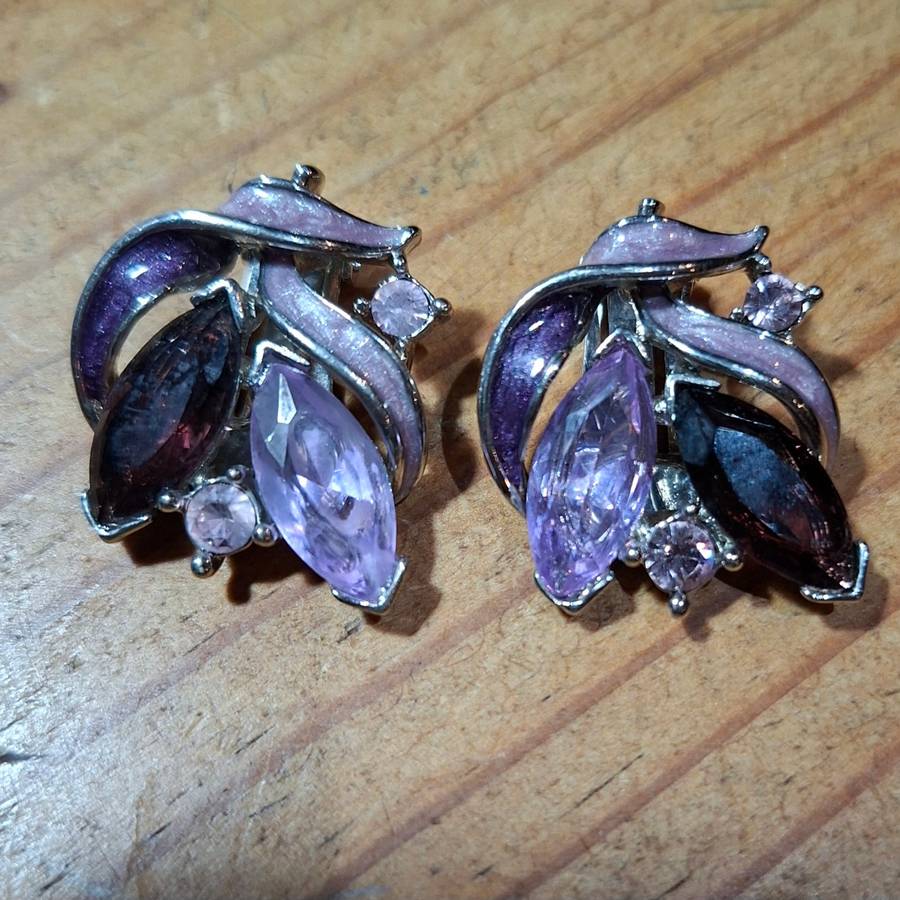 Earngs Amythyst faceted glass, enamel and silver metal