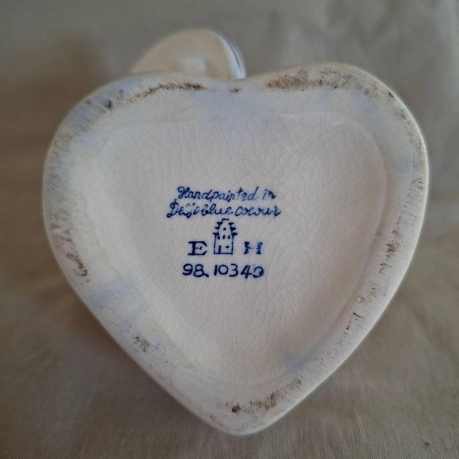 Delft blue and white heart shaped trinket box - hand painted