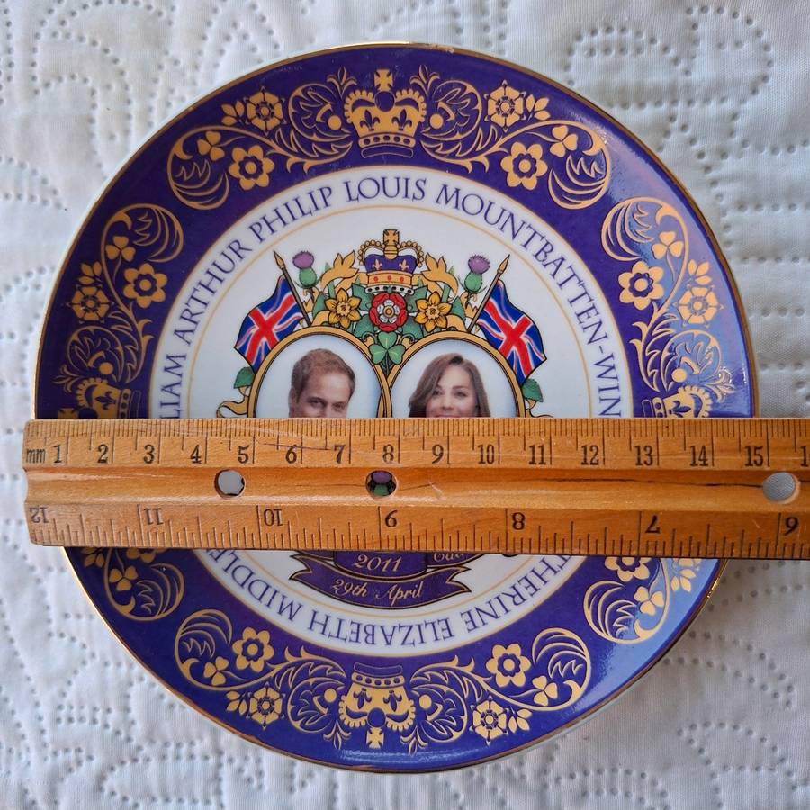 Royalty memorabilia plate William and Kate wedding 29 April 2011- 15 cms