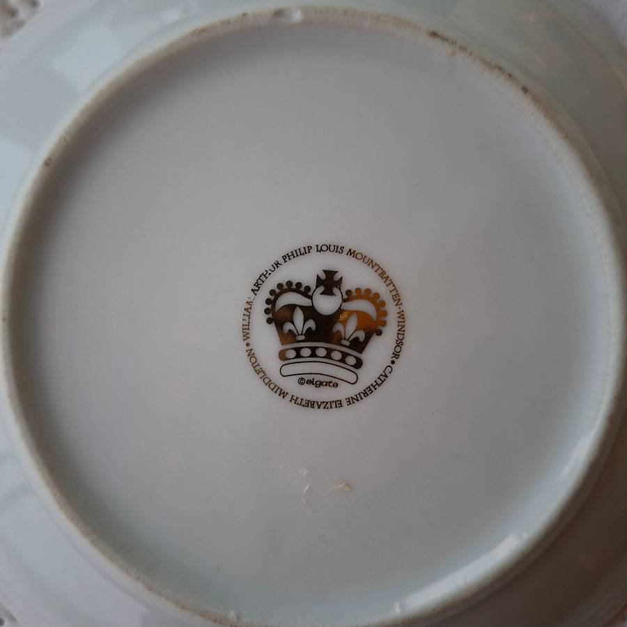 Royalty memorabilia plate William and Kate wedding 29 April 2011- 15 cms