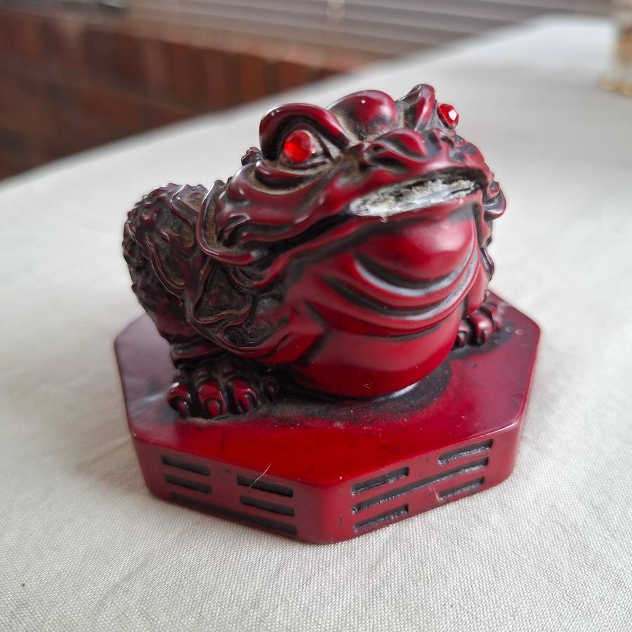 Money frog toad - Red eyes - Good luck asian item Feng shui.  7.5 cm base