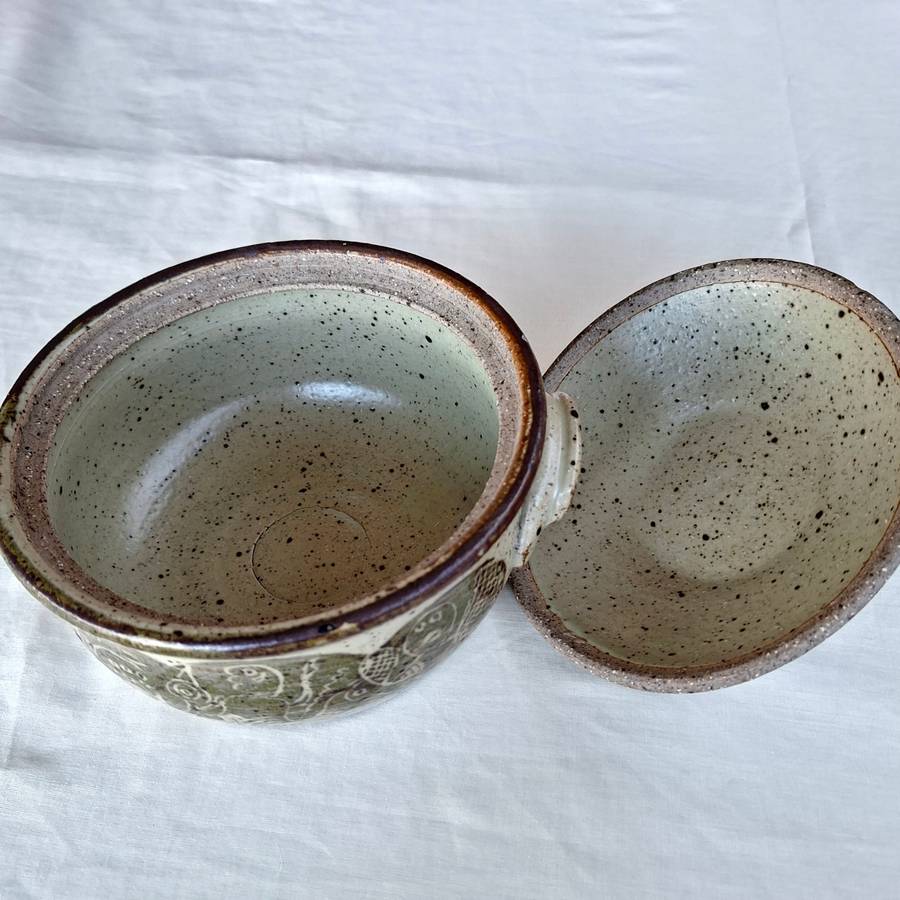 South African Pottery - Gideon Mkhize - Rorkes Drift - stoneware lidded bowl