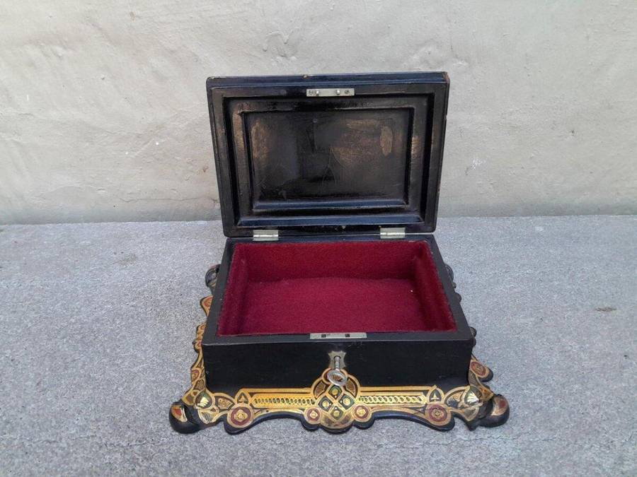 An Antique 19th Century Chinoiserie Box