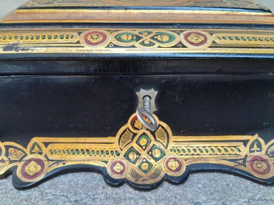 An Antique 19th Century Chinoiserie Box