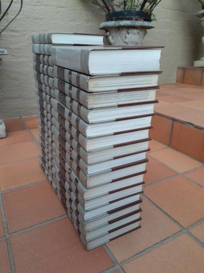 A 20th Century Usa Set Of Twenty Nine (29) Funk And Wagnalls New Encyclopaedia Books