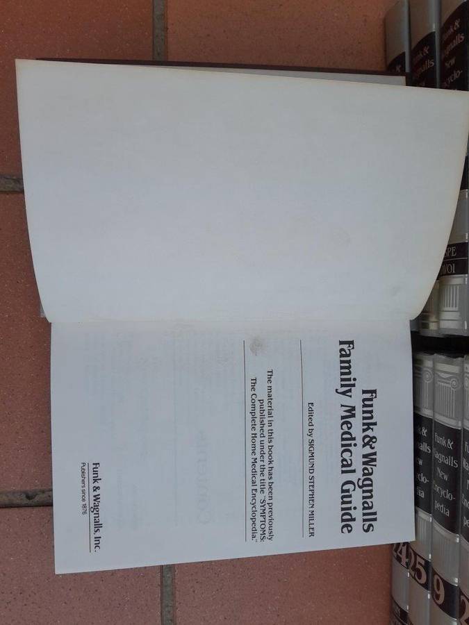 A 20th Century Usa Set Of Twenty Nine (29) Funk And Wagnalls New Encyclopaedia Books