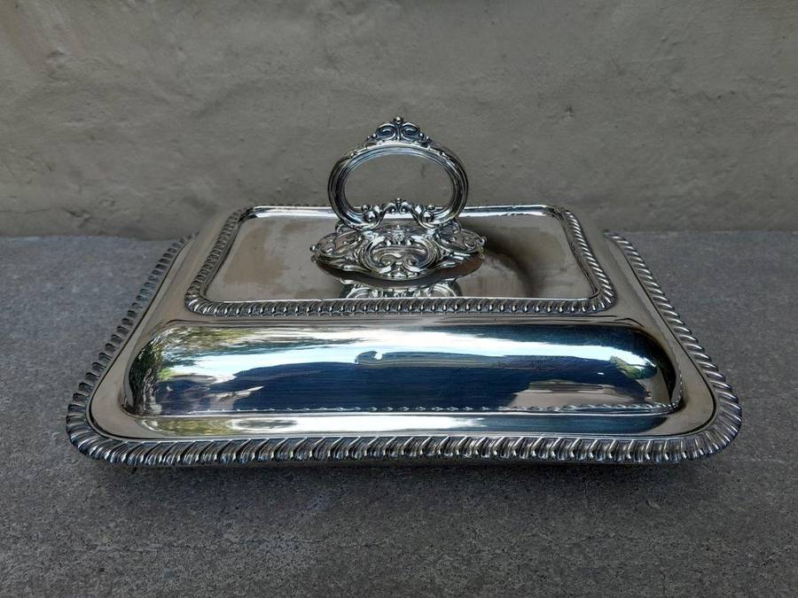 A Sheffield Silver Plated Entrée Dish Dimensions 15 X 29cm X 22 Cm R5500