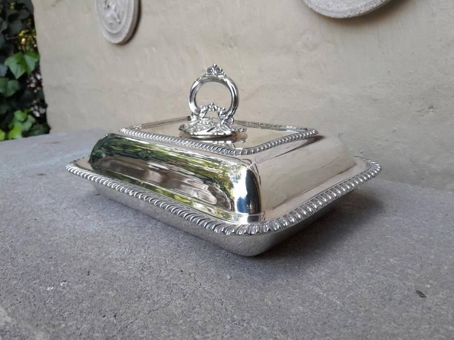 A Sheffield Silver Plated Entrée Dish Dimensions 15 X 29cm X 22 Cm R5500