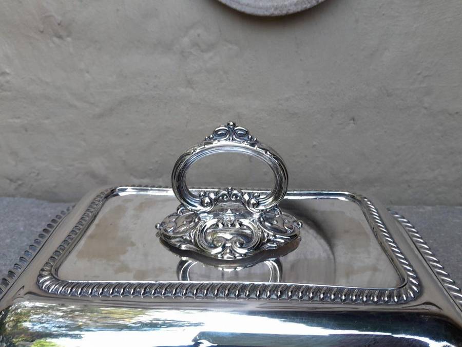 A Sheffield Silver Plated Entrée Dish Dimensions 15 X 29cm X 22 Cm R5500