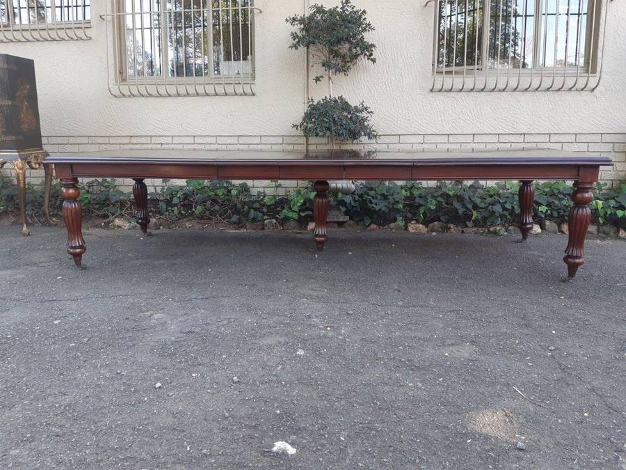 Victorian Style Mahogany Ext Dining Table With Crank, On Castors  (12 Seater)