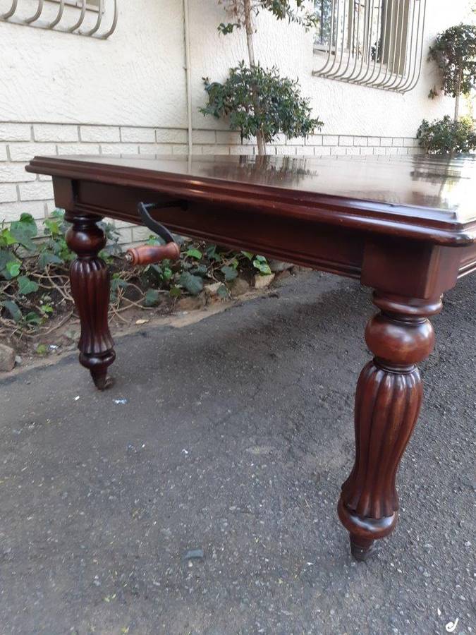 Victorian Style Mahogany Ext Dining Table With Crank, On Castors  (12 Seater)