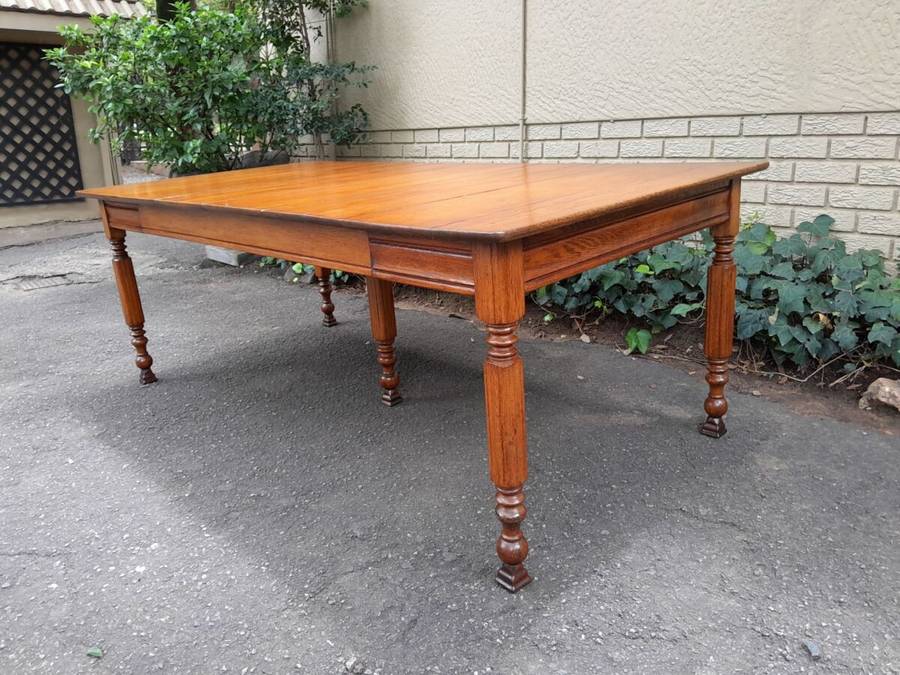An Antique Edwardian Carved Oak Wood Dining Table (10 Seater)