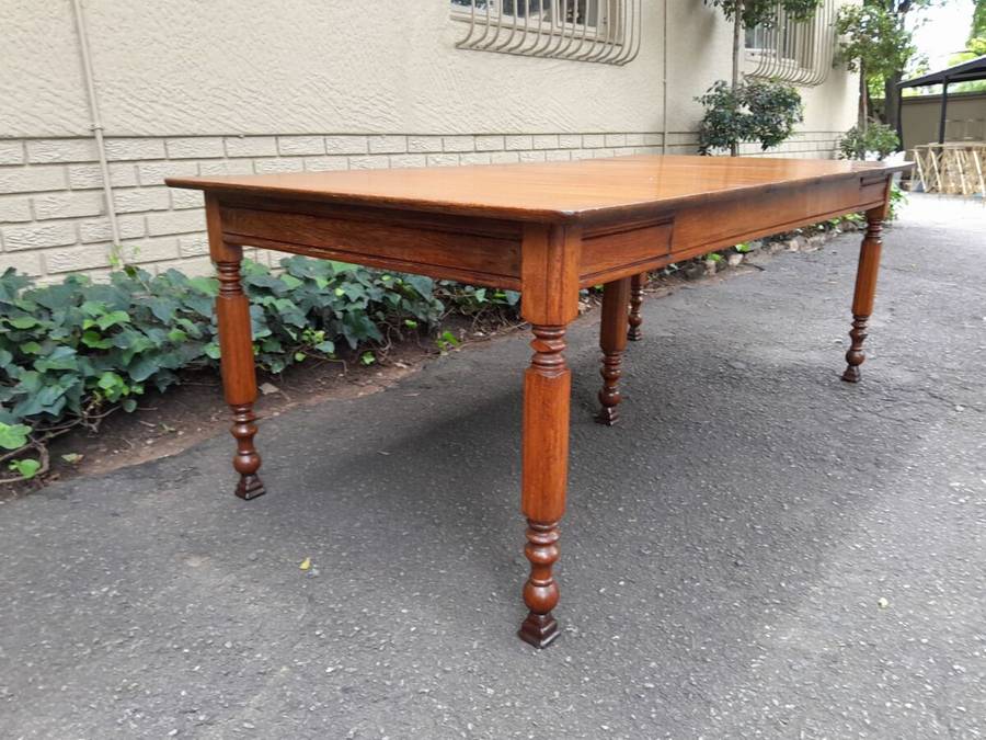An Antique Edwardian Carved Oak Wood Dining Table (10 Seater)