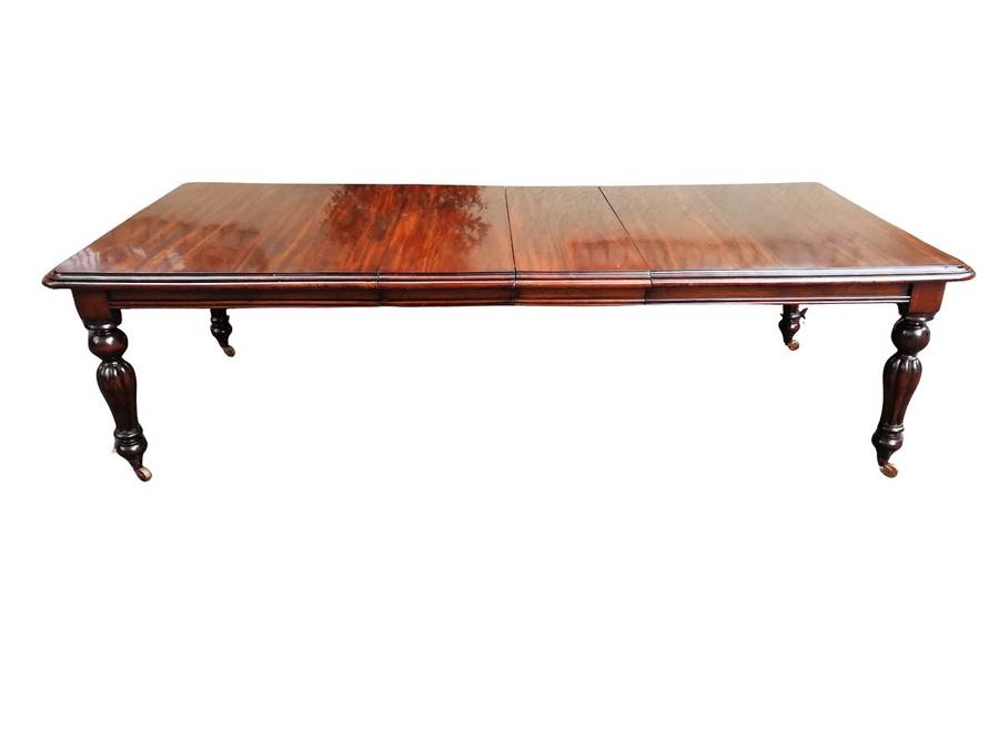 Excellent Victorian Style Mahogany Extending Dining table with brass casters (10 Seater)