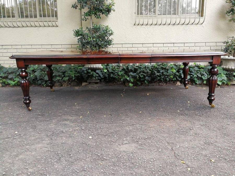 Excellent Victorian Style Mahogany Extending Dining table with brass casters (10 Seater)