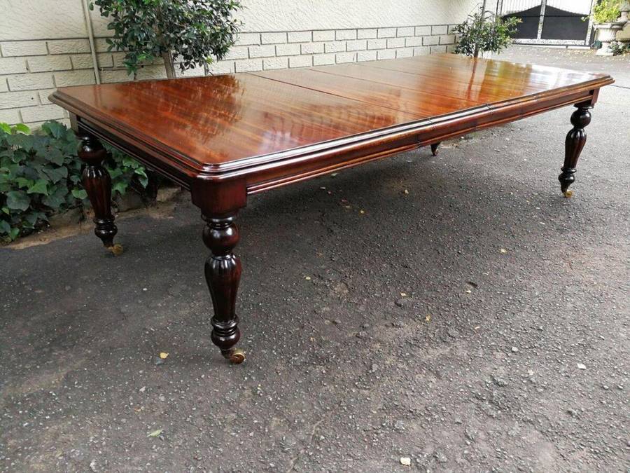 Excellent Victorian Style Mahogany Extending Dining table with brass casters (10 Seater)