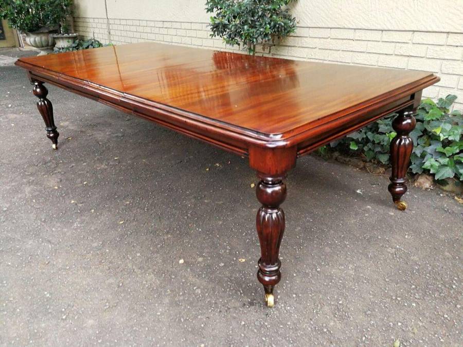 Excellent Victorian Style Mahogany Extending Dining table with brass casters (10 Seater)