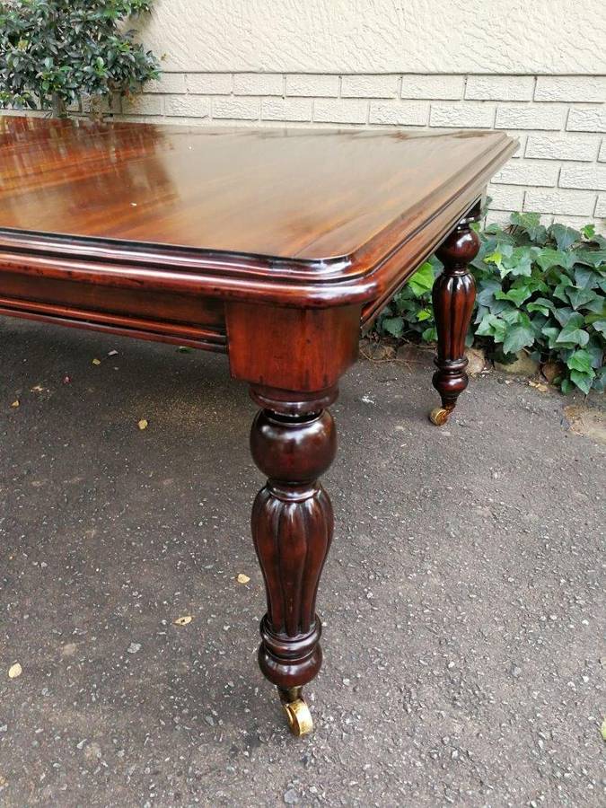 Excellent Victorian Style Mahogany Extending Dining table with brass casters (10 Seater)