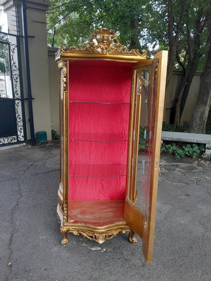 A 20th Century French Style Carved & Gilded Display Cabinet / Vitrine