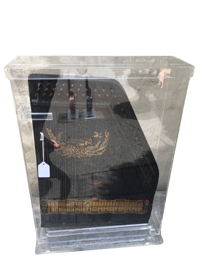 Hohenzollern Harfe Harp in Perspex Box