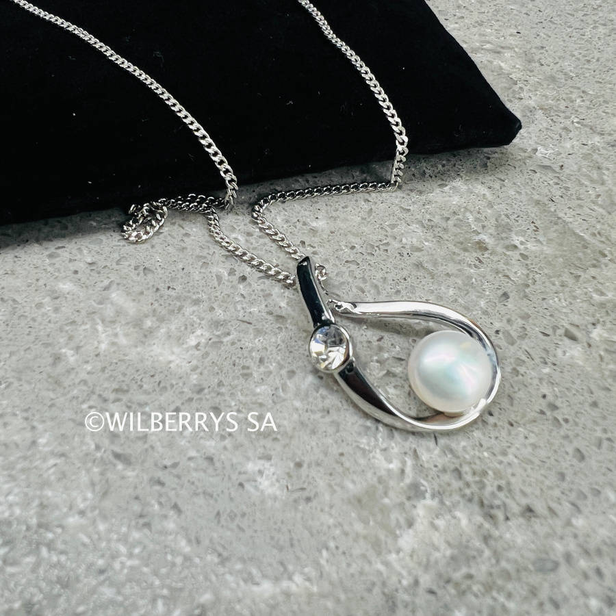 Retail: R1950.00 BRITISH JEWELLERS Freshwater Pearl Bow Pendant with Swarovski Elements® + Chain