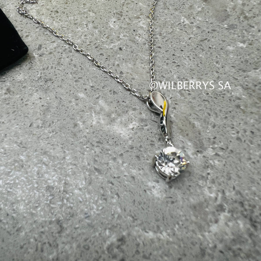 Retail: R1950.00 BRITISH JEWELLERS Bijou Pendant, Made with crystals from Swarovski® + Chain