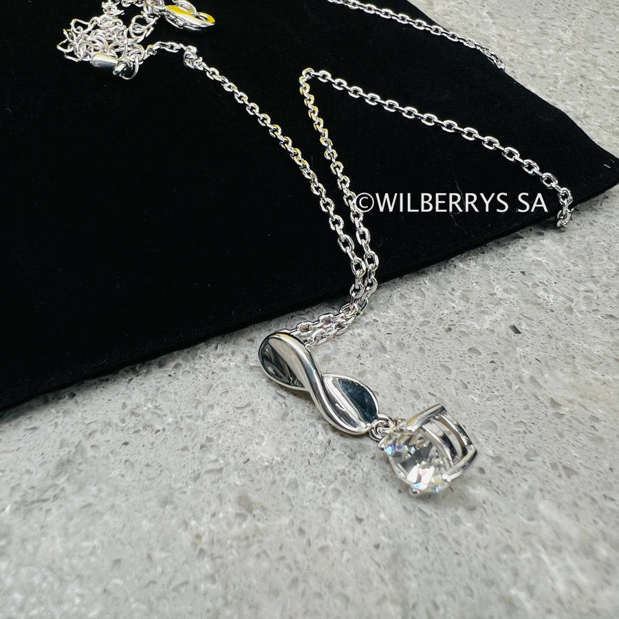 Retail: R1950.00 BRITISH JEWELLERS Bijou Pendant, Made with crystals from Swarovski® + Chain