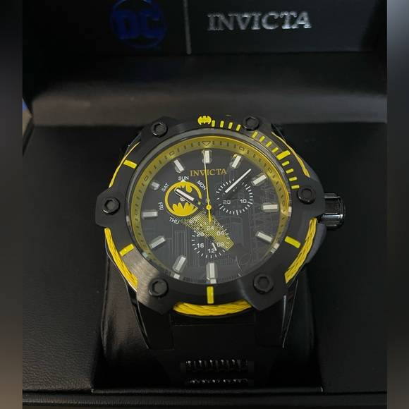 **LOOK!!*** Retail: R9,999.00 INVICTA Men DC Comics Batman Vintage BATSIGNAL Ltd Ed Chrono Watch