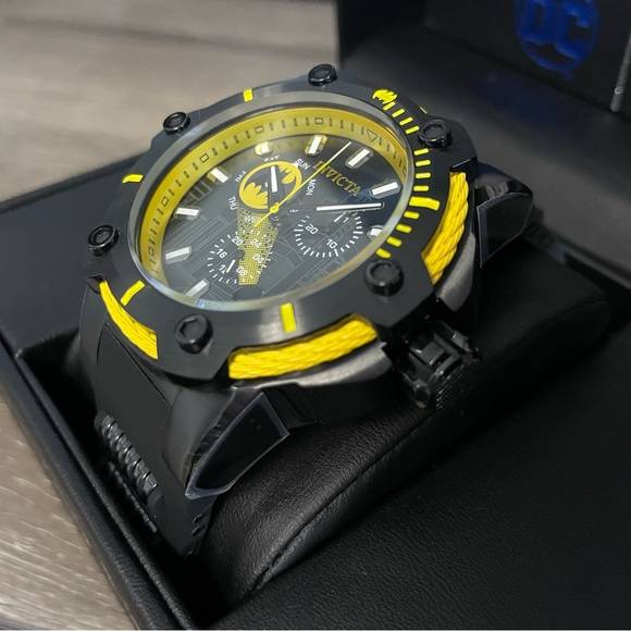 **LOOK!!*** Retail: R9,999.00 INVICTA Men DC Comics Batman Vintage BATSIGNAL Ltd Ed Chrono Watch