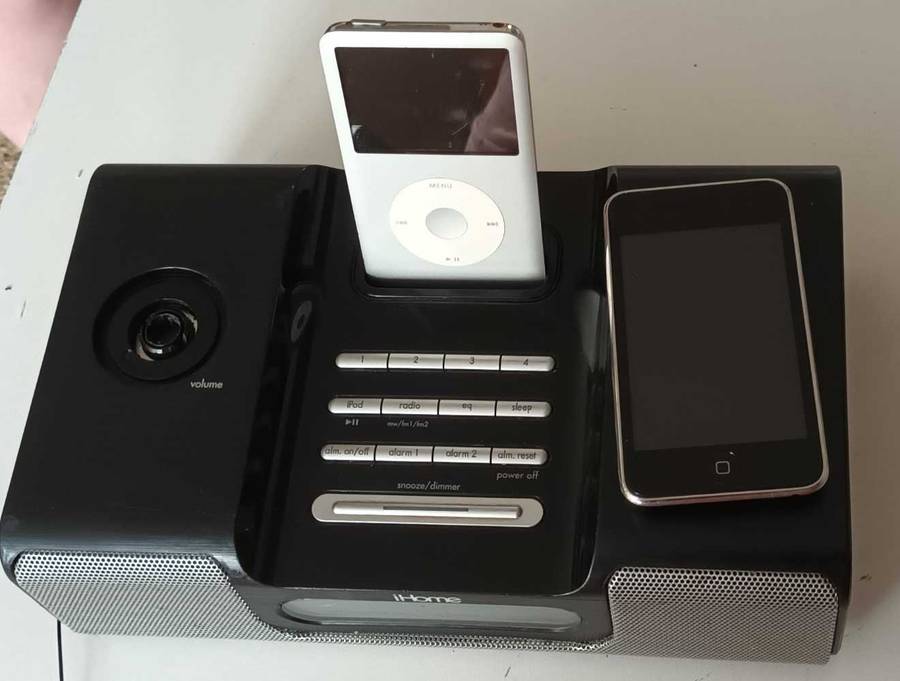 2x Apple Ipods with docking station
