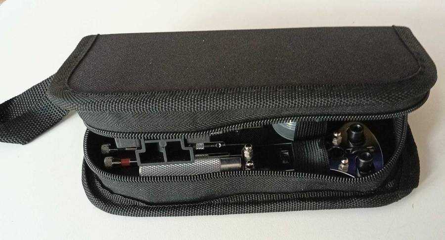 147 PIECE WATCHMAKER REPAIR TOOL KIT IN POUCH. NEW.