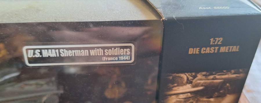Forces of Valor US M4A1 Sherman with Soldiers France 1944 1/72 Scale