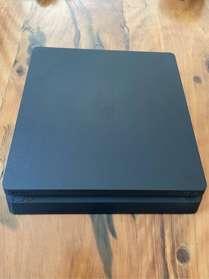 PlayStation 4 Slim 500Gb and  3 games