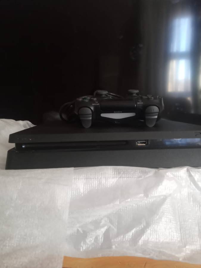 PS4 SLIM comes with 4 games and 1 V2 original controller