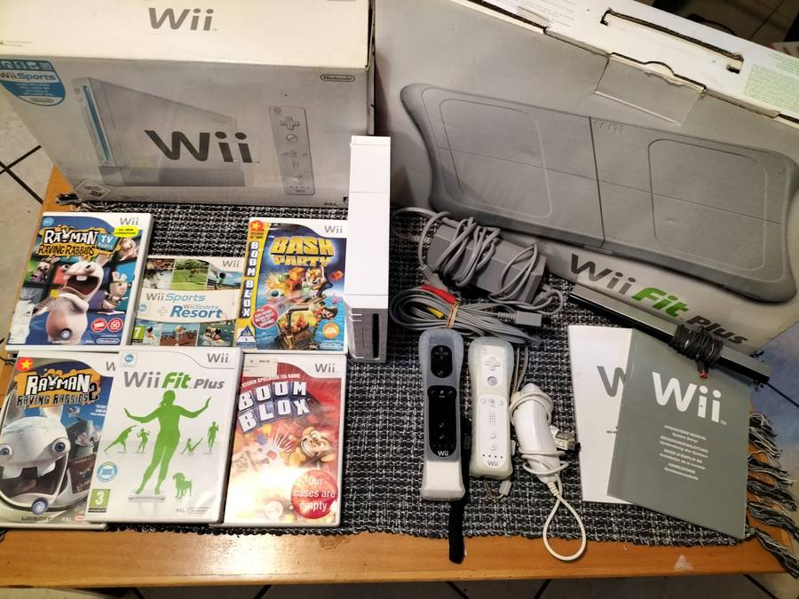 Wii Console White with x6 Wii games and Wii Fit Board