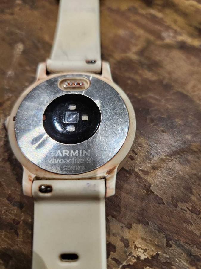 Garmin Vivoactive 3 & charger - USED (shows wear/ discolouration) - OUTSTANDING watch