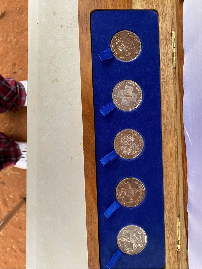 Very rare complete Proof R1 coin set not to be missed