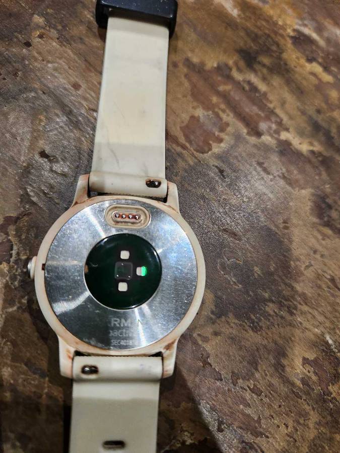 Garmin Vivoactive 3 & charger - USED (shows wear/ discolouration) - OUTSTANDING watch