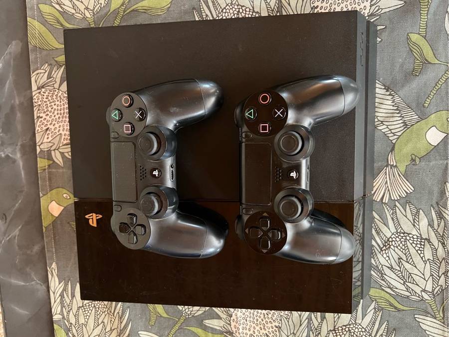 PlayStation 4 + 2 Controllers