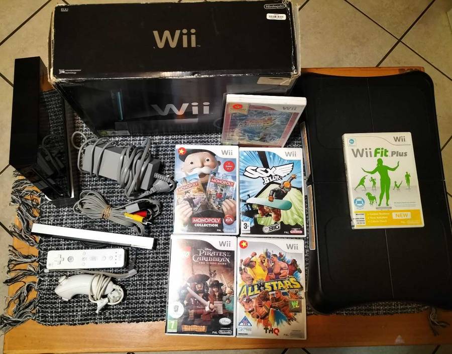 Wii Console Black with x6 Wii games and Balance Board (Wii)