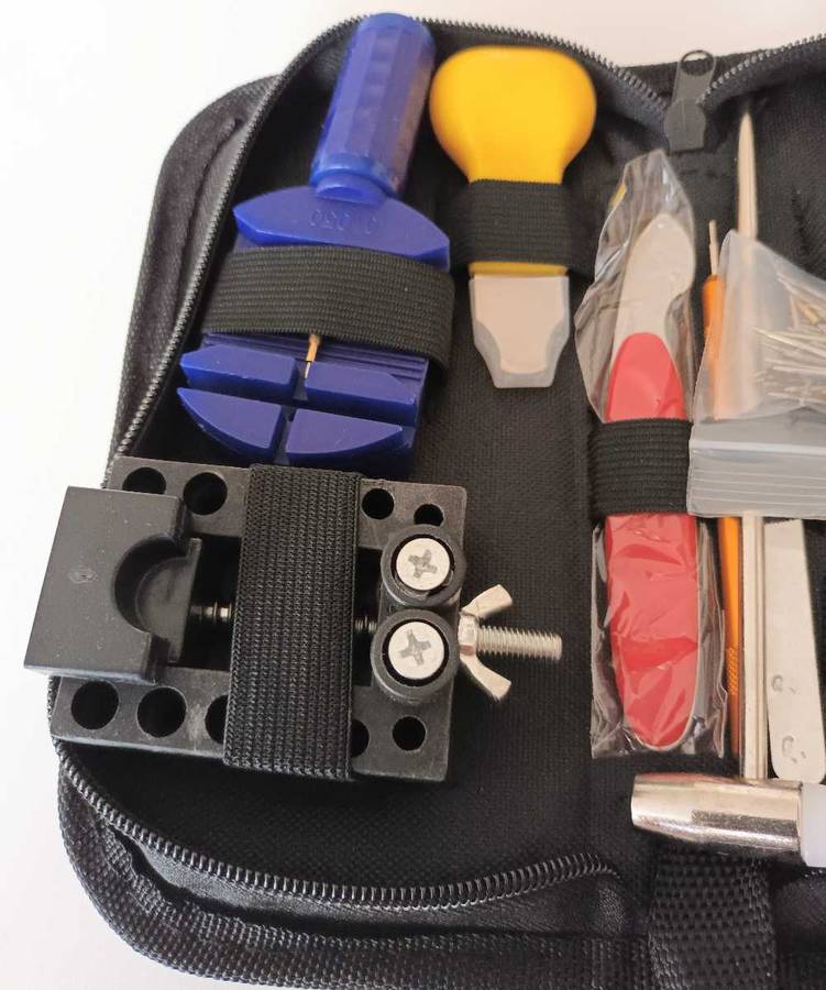 147 PIECE WATCHMAKER REPAIR TOOL KIT IN POUCH. NEW.