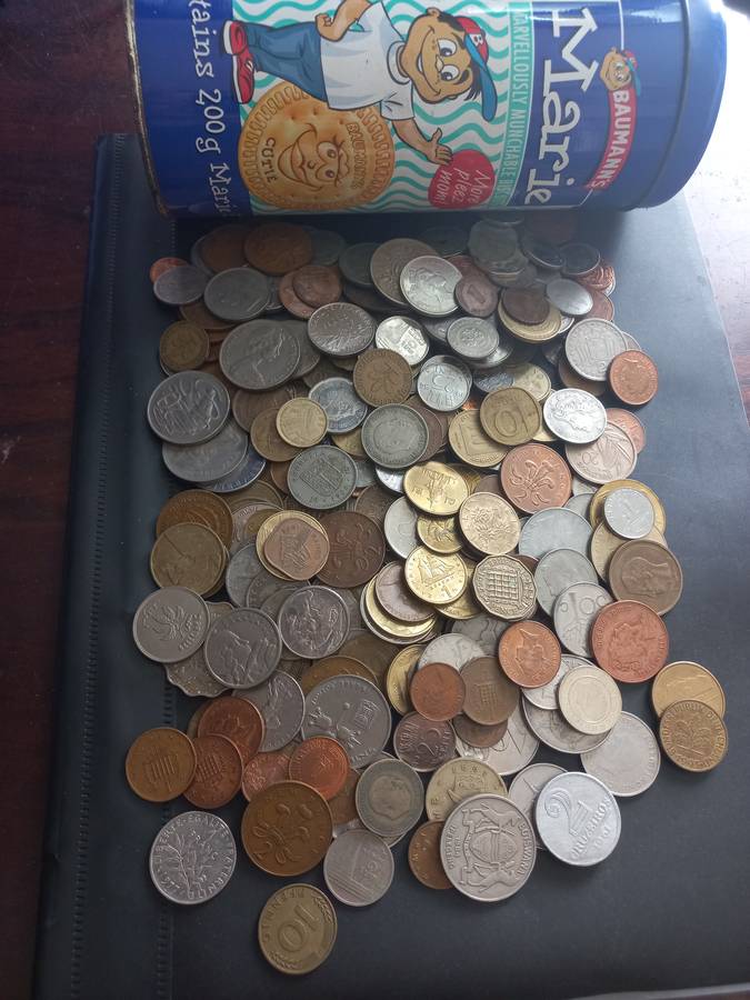 275 Mixed coins in Mari biscuit tin. Large variety